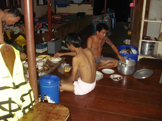 แล้วก้ล้อมวงกินข้าวกันครับ.........

ยัง