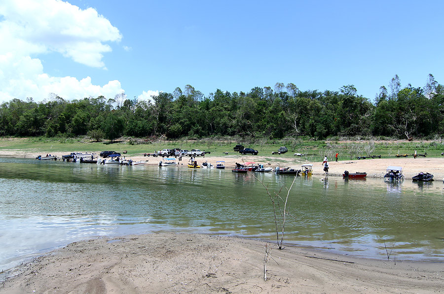 เรือที่นำกันมาเองเวลานำเรือลงน้ำม