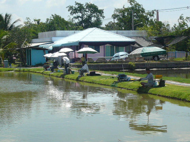 ตามแถวด้านทิศเหนือก็มี น้อง เล็ง(วั