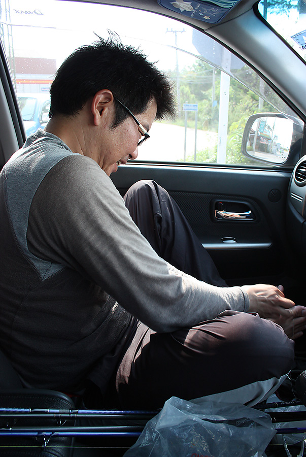 ไม่ยอมเสียเวลาเปล่า....นั่งถักสายไปด้วย
 :smile: :cheer: :cheer: :cheer: :smile: