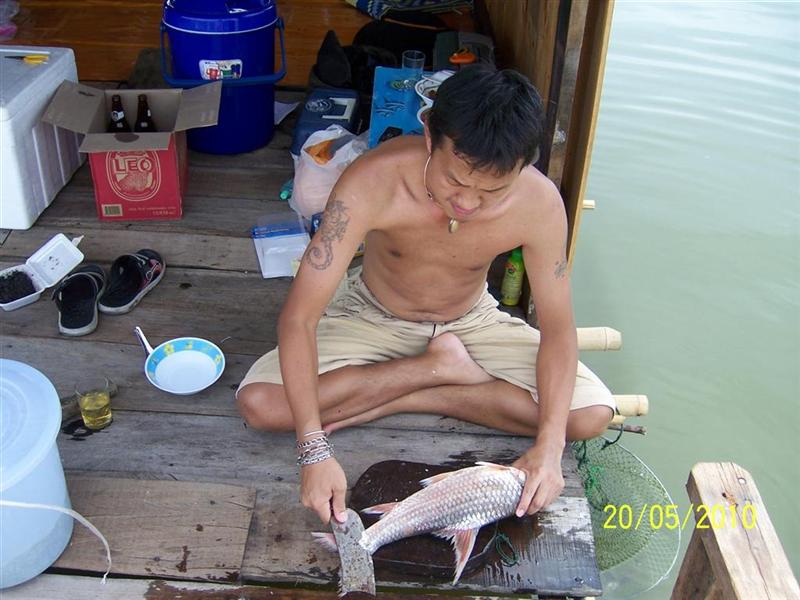 น้าคนนี้ไม่รู้เป็นไร ชอบทำปลามากเลย (ทุกงานครับ ไม่ว่าน้ำจืด หรือทะเล) อ๋อเขาบอกว่าก็มันไม่ใครไม่มีใ