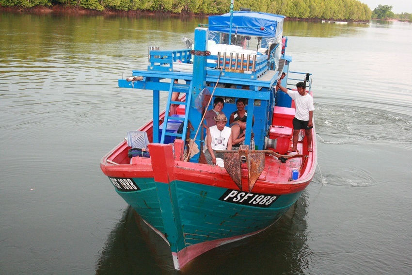   ภาพเรือเต็มๆขณะเข้าเทียบท่า