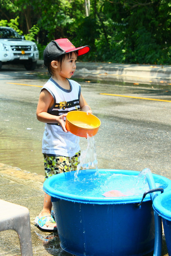 ท่าเตรียมตัวสาด  :laughing: :laughing: :laughing: โปรดระวังขัน :laughing: :laughing: