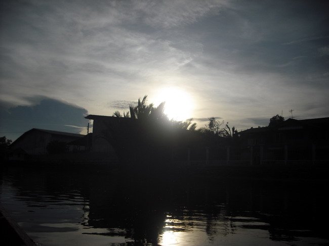 ภาพสุดท้าย ....................... ภาพแบบเงาดำหรือซิลลูเอท เป็นภาพประเภทที่มีบรรยากาศเฉพาะตัวและให้ค