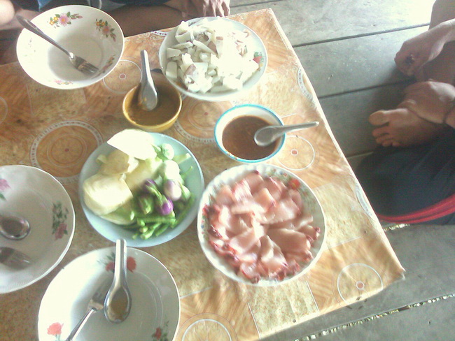หมึกรวกกับน้ำจิ่มและเงี่ยงปลาอินทรีย์ครับ