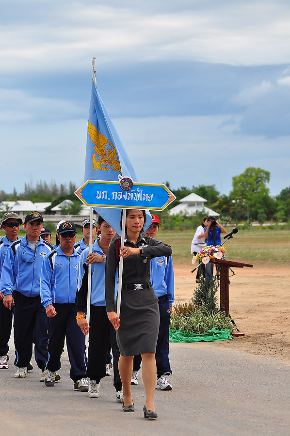 ตำรวจสาวที่ถือป้าย น่าตาดีน่ะคร๊าบบบบบบบขอบอก :grin: :grin: :grin: