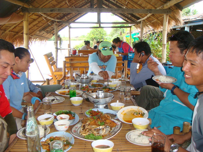 บางคนก็กินลื่นคอ  บางคนก็กินแทบติดคอครับ มื้อกลางวัน   :laughing: :laughing: :laughing: :laughing: :