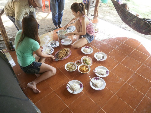 เอ้าเชิญทานข้าวเที่ยงคร๊าบทุกคน :laughing:
