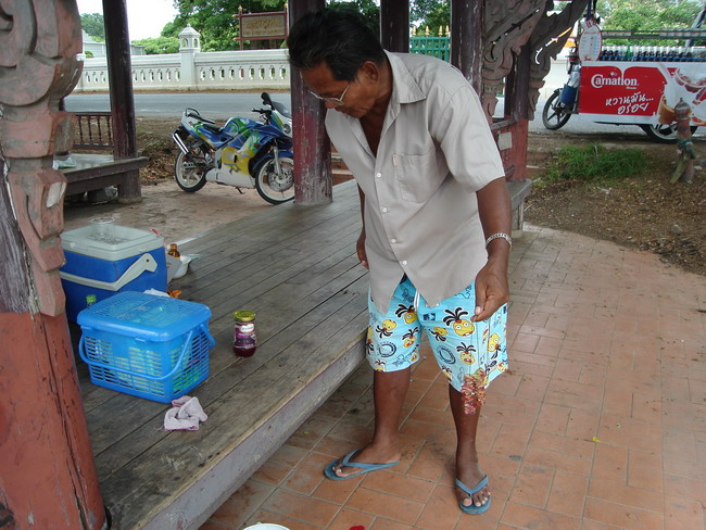  เบื้องหลังครับอาจาร์บอกว่า หยากรู้สูตรมาดูเอง :ที่นี้มีปลาใหญ่ขึ้นประมาณ 13 โล กว่าๆครับวันอาทิตย์ท