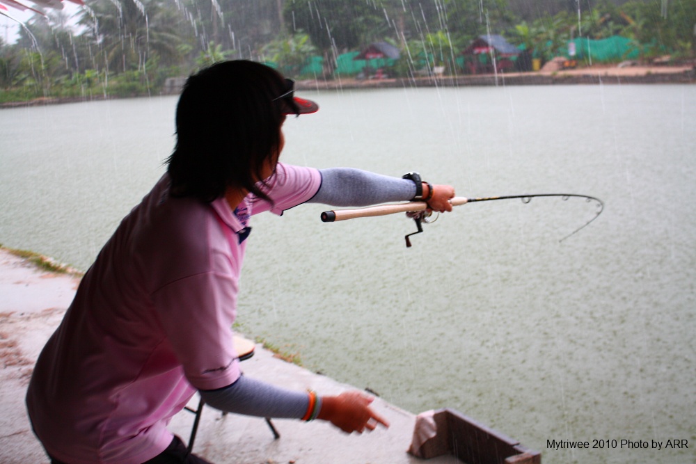 ท่ามกลางสายฝนที่ตกลงมาอย่างหนักก็โดนปลากินเหยื่อ :grin: