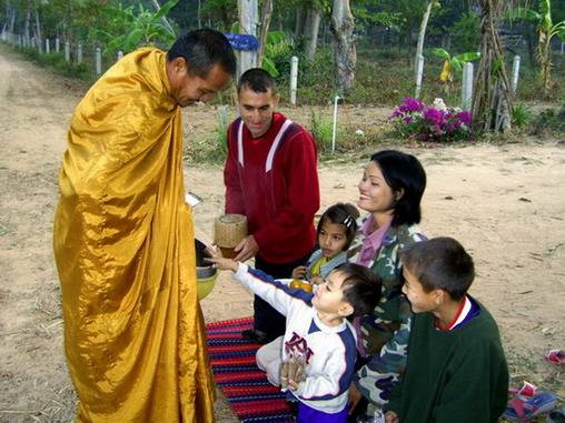 แทบทุกเช้า ที่เขาและครอบครัว ใส่บาตรพระด้วยความศรัทธา 