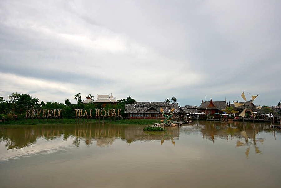  [b]  ท้องฟ้าวันนี้  หม่นหมองมากๆ  ไม่รู้ว่าเป็นผลกระทบมาจากเมืองกรุงรึเปล่า

  หลบหนีลมปากเพ้อเจ้