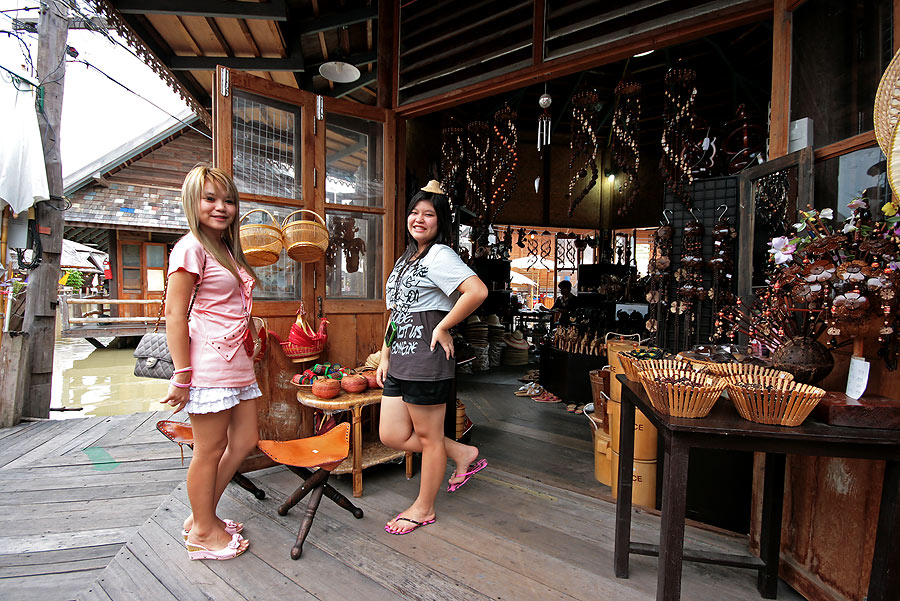 
 [b]   ทาสะดุดกันอยู่ที่  หมวกใบจิ๋ว   นี่เอง[/b]

 :grin: