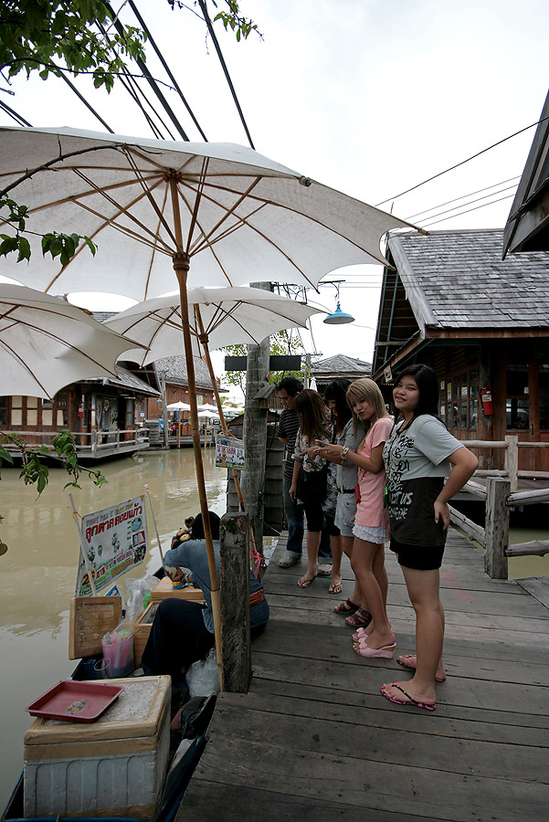 
 [b]  เด็กๆ  ก็คอแห้งเหมือนกัน

  หวานๆ  เย็นๆ  แบบนี้  ถูกใจที่สุด[/b]

 :grin: