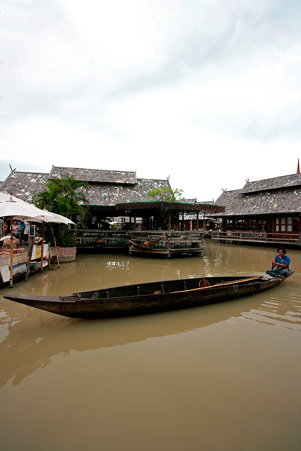 
 [b]   ที่นี่  เค้ามีบริการ   นั่งเรือรอบพื้นที่ด้วยนะ

  รู้สึกว่า  ครึ่งชั่วโมง  200 บาท นะ   
