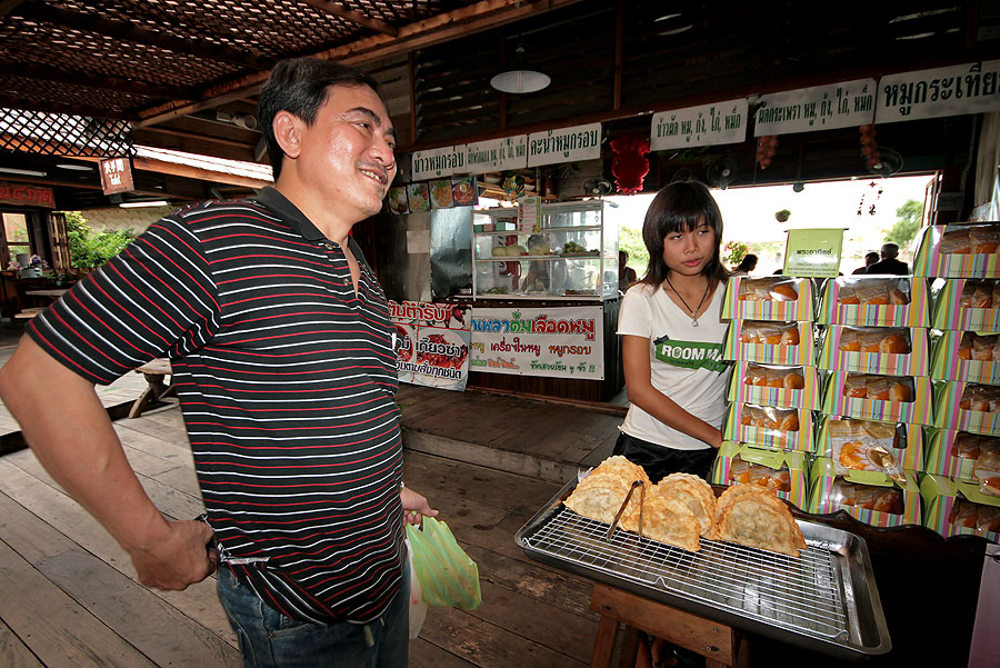 [b]   ลุงเป้   ขอลองพกความอร่อย  ระดับ  เยาวราช 

   ซื้อกลับไปชิมที่บ้านพัก  ซัก 2-3 ชิ้น นะ   ค