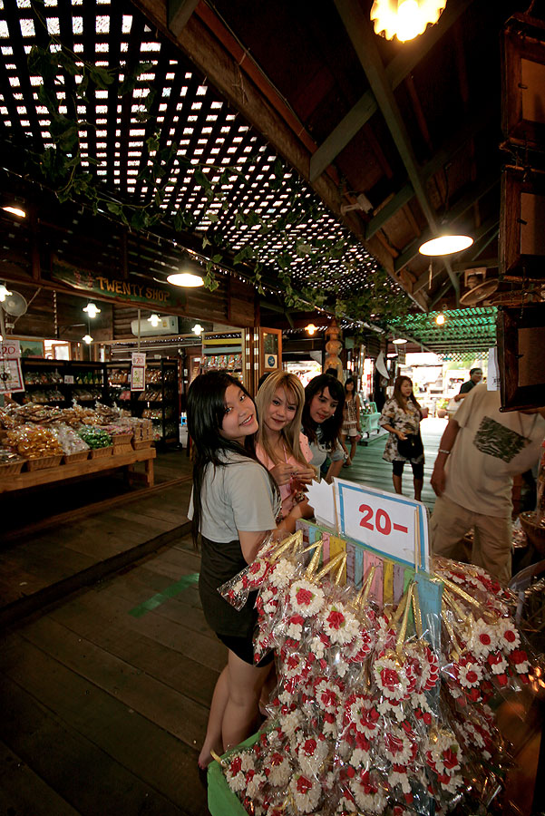 
 [b]   เดินไปอีก  เรื่อยๆ   ร้านค้า  มากมาย

     เด็กๆ  แวะเกือบ  ทุกร้าน[/b]

 :grin: