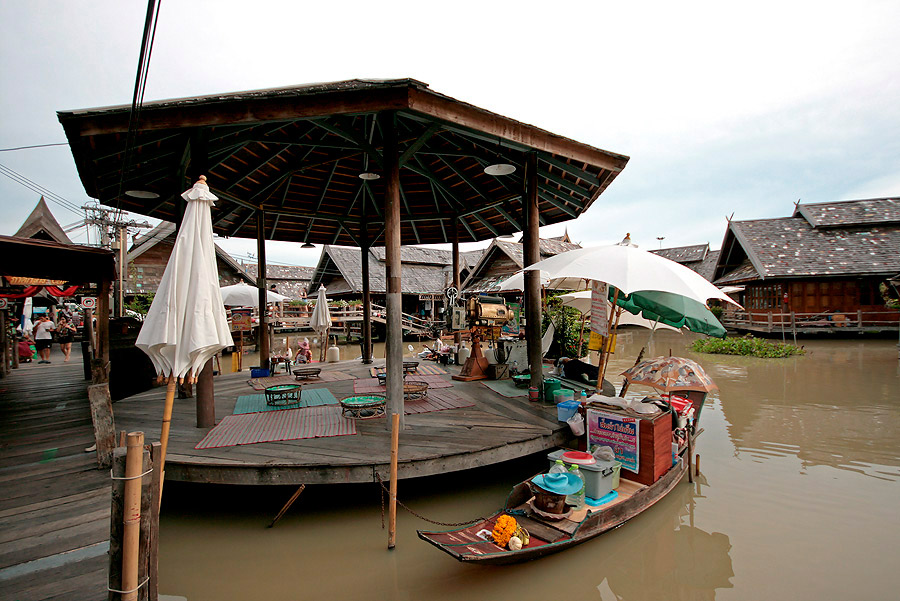  [b]   หันไป  อีกด้านนึง   แน๊  มีขันโตก  ซะด้วย

    ขันโตกแบบ  ริมน้ำ  ได้บรรยากาศ  อีกแบบนึง[/b