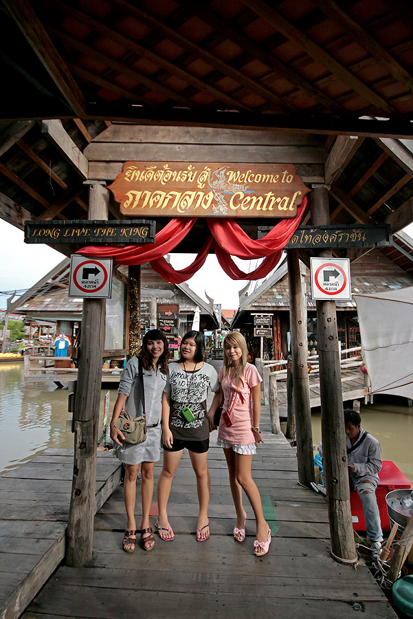 
 [b]   อ๊ะ    ถึงภาคกลาง  กันซะที

   ภาคเหนือ นี่  ยาวจริงๆเลย

   เดินซะ  ท้องร้องหา  น้ำเย็