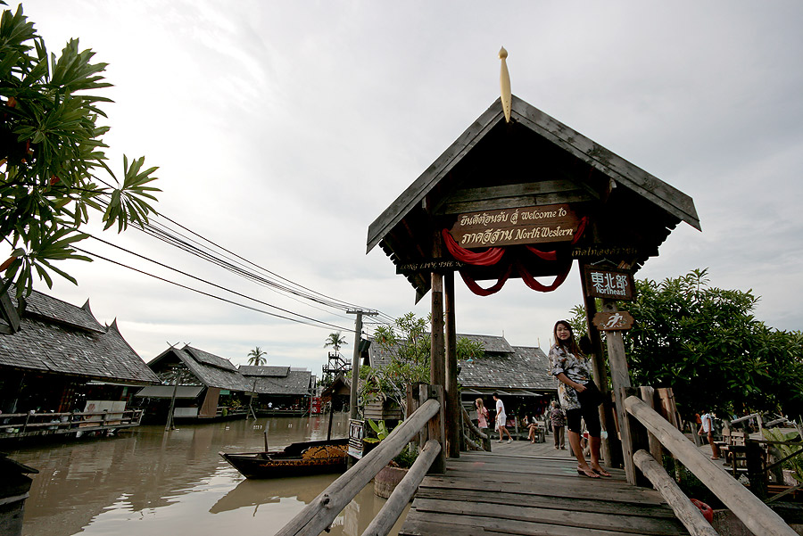 
 [b]   ที่ภาคกลาง  ดูแล้วไม่มีอะไรมากนัก  

   งั้น เลยไปภาคอีสาน  มั่งดีกว่า[/b]

 :cheer: