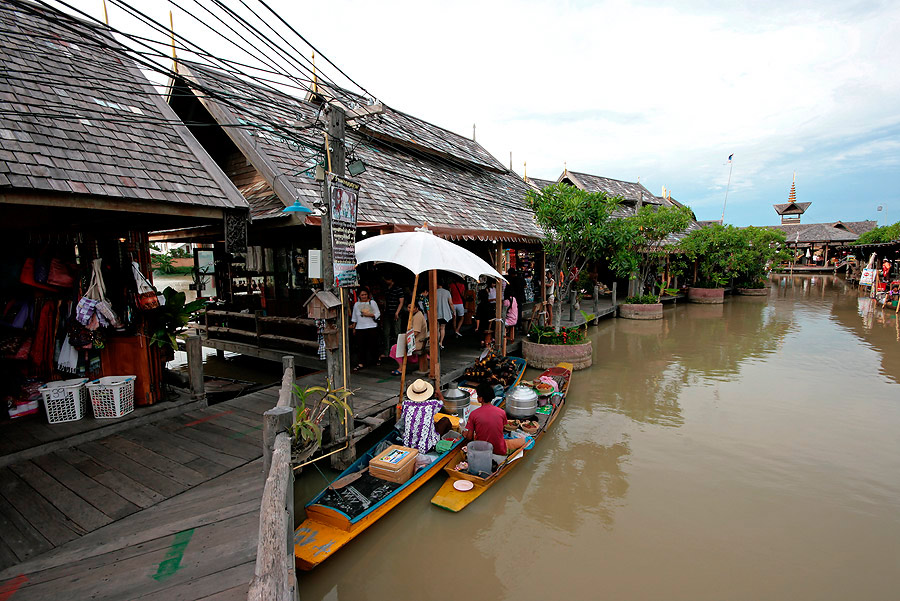 
 [b]   เรือพาย   ขายของ   ยังมีมาเป็นระยะๆ  เหมือนภาคอื่นๆ

   ร่ม  ของถาคเหนือ  ก็  ตามมาแจมด้ว
