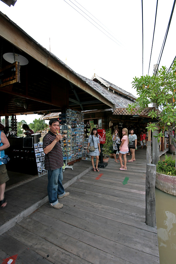 
 [b]   มีร้านขาย  โปสการ์ด  ด้วย

   ภาคอื่น  ไม่เห็นมีเลย แฮะ[/b]

 :grin: