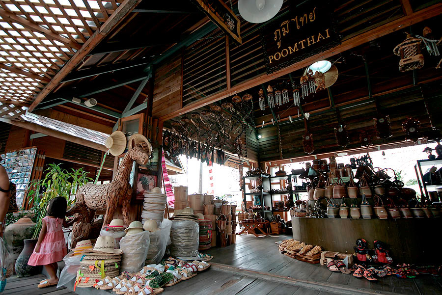 
 [b]   ร้านนี้   เน้นเรื่อง   เครื่องจักรสาน

   มีม้า  ตัวบะเร่อ   ทำจากวัสดุธรรมชาติ  ตั้งอยู่