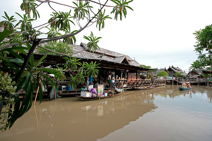  [b]   ดูๆ ไป   ที่นี่  ก็เน้นเรื่องเรือขายของ เหมือนกันนะ

   ไปภาคไหน  ก็มี   ไม่งั้นจะเรียกว่า 