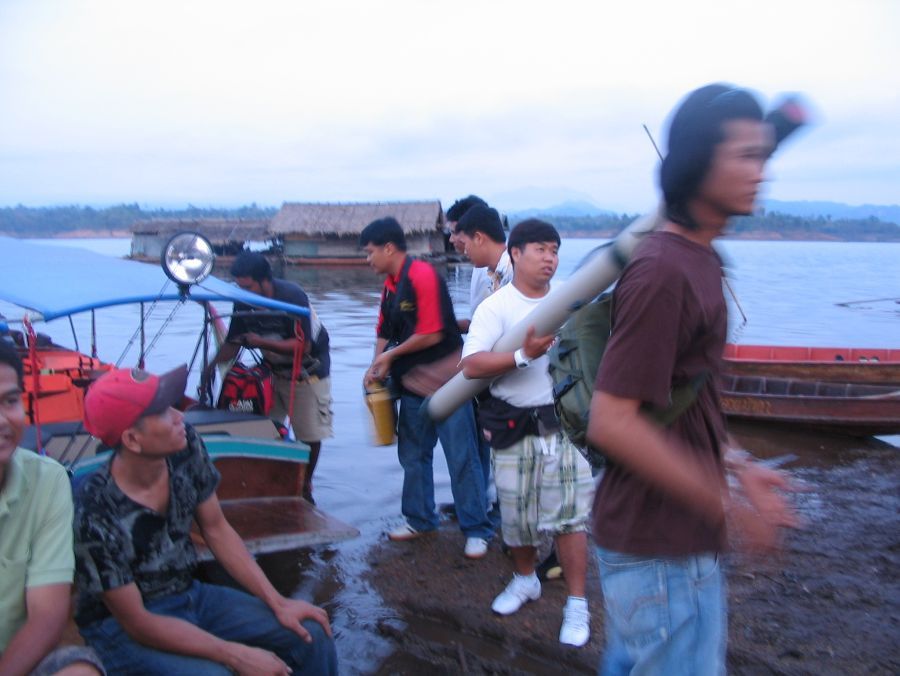 ทีมของน้าอีกท่านที่มารถตู้ก็เตรียมของลงเรือ