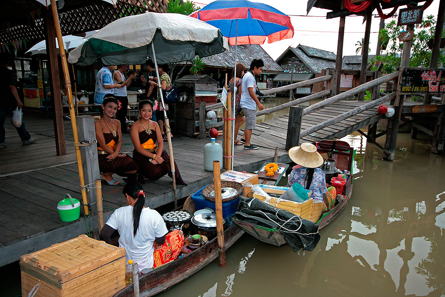 
 [b]   ขนมครก   สี่ภาค

   มีน้องๆ  นักแสดง   มาซื้อไปรองท้องเหมือนกัน[/b]

 :grin: