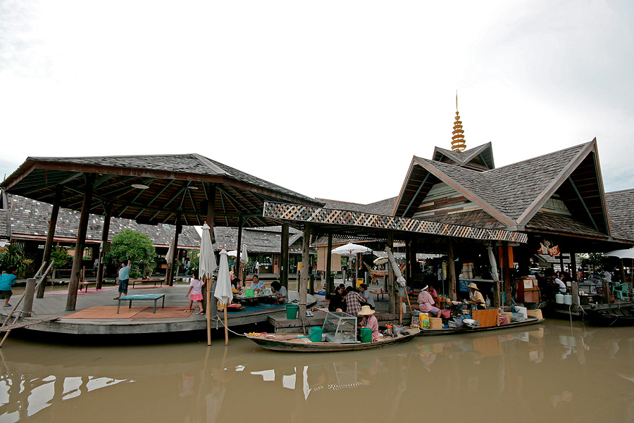 
 [b]   เข้าทางด้านหลัง   ก็มาโผล่ที่ภาคใต้

   เรือขายของกิน   มีอยู่มากมาย 

   เลือกกินกัน  