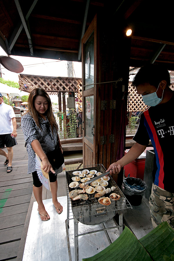
 [b]    ลูกๆ   สนใจ หมี

   แต่  คุณแม่  สนใจ หอย 

   หอยเชลล์  ย่างเนย   หอมมั่กๆ  เนื้อนุ่ม