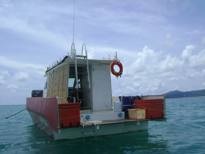 นี่ ด้านท้ายเรือน่ะครับ  โปรแป๋ง โทรไปตาม ไต๋เปิ้ล เพื่อนซี้ มาขับเรือ พาไปตบเด็กให้ซะงั้น ใช้กันหน้