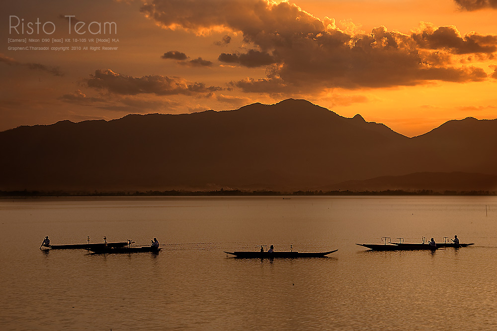  [b]ชาวบ้านพายเรือมาเวียนเทียนกลางกว๊านครับ[/b]