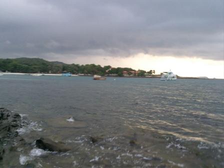 หันมาอีกที เมฆฝนมาโน่นแล้ว แต่ยังไม่ตก ต้องรีบหลิวแล้วเดี๋ยวอดตก :grin: