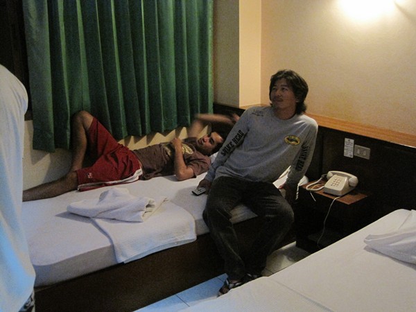 เราเปิดไว้ 3ห้องครับ พี่ต่อ อิตูน น้องไอซ์ นอนห้องเดียวกัน อีกห้องผม นอนกะตูนเล็ก และอีกห้อง รออิแป๋