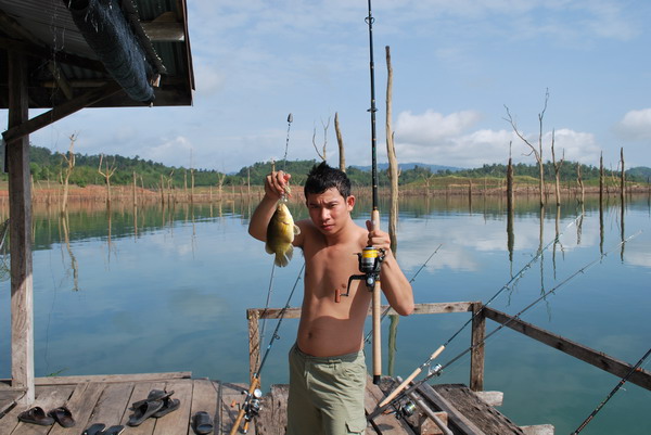 หลังจากลงเบ็ดได้พักใหญ่ๆก็ได้รับการต้อนรับจากเจ้าถื่นครับ