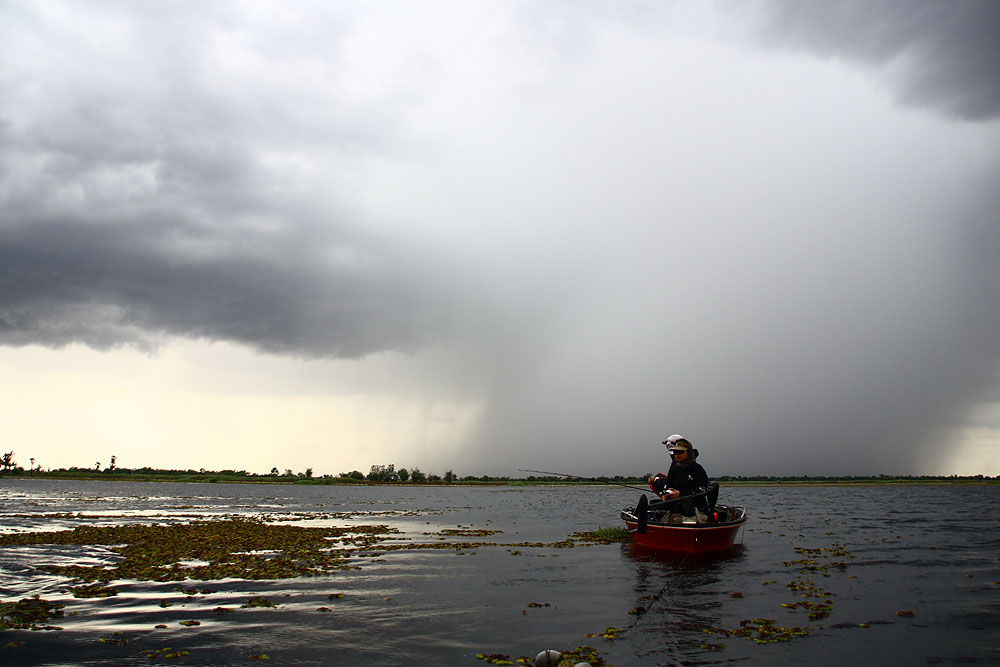 สรุปต้องเผ่นหนีฝนกันครับ ตอนลากเรือกลับฝนตกหนักมาก
พวกเราเปียกกันทุกคน
