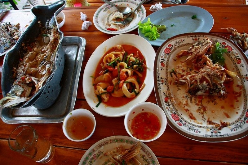 ผัดไข่เค็มที่นี่ก็ถือว่าอร่อยนะครับแต่จานนี้ผมเอากลับมากินที่บ้าน เพราะกว่าจะมาพวกผมอิ่มกันแล้ว :lau