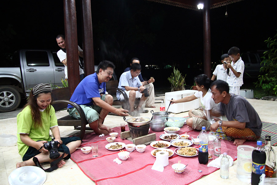 ภาพต่อเนื่องจากเบื่องต้นหลังจากออกกำลังเข็นเรือขึ้นแล้วมาพร้อมกันมื้อค่ำกับครอบครัวน้าลวดหนาม