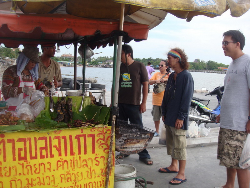 เมื่อได้เหยื่อปลาก็ตามด้วยเหยื่อคน ข้าวเหนียว ส้มตำ ไก่ย่าง ง่ายดี
เมื่อของพร้อมออกเดินทางไปที่ท่าเ