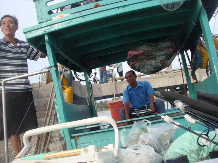 ขนของลงเรือเสร็จ กำนันก็ขับเรือพาพวกเรามาแพที่พัก
 :cheer: :cheer: :cheer:
