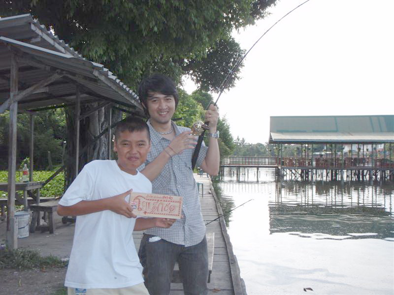 โอ้...ไม่น่าเชื่อว่าแก๊งค์เราจะดังกันใหญ่แล้ว..มีแฟนคลับรุ่นเยาว์มาถือป้ายเชียร์ซะด้วย..เจ๋งวุ้ย.. :