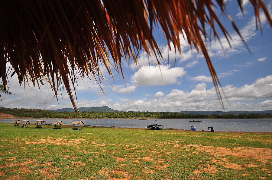 ทั้งกล้องไว้ที่พักกินข้าวเลย ส่วนตัวผมก็ไปดูเรือ :grin: