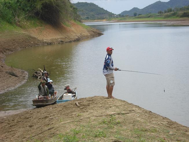 ใกล้ๆ จะเที่ยงแล้ว หาที่จอดเรือ พัก