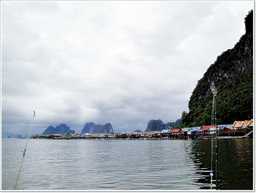 เราทิ้งภาพ เมฆฝนดำมืด..แผ่คลุมขยายวงกว้างครอบงำ หมู่เกาะอ่าวพังงา...ไว้เบื้องหลัง  :smile: :smile: :