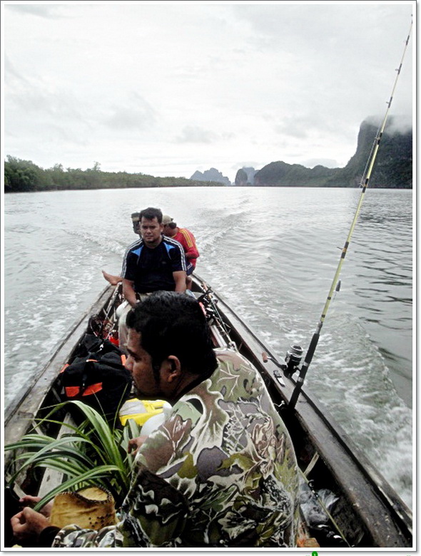 ขาหล๊บ..นั่ง "..?..หด" แน่ๆ มีคนขบมาทางท้ายเรือล่าว

"ไม่จิงๆ...ยังอยู่เหมือนเดิม..แต่..มันแลไม
