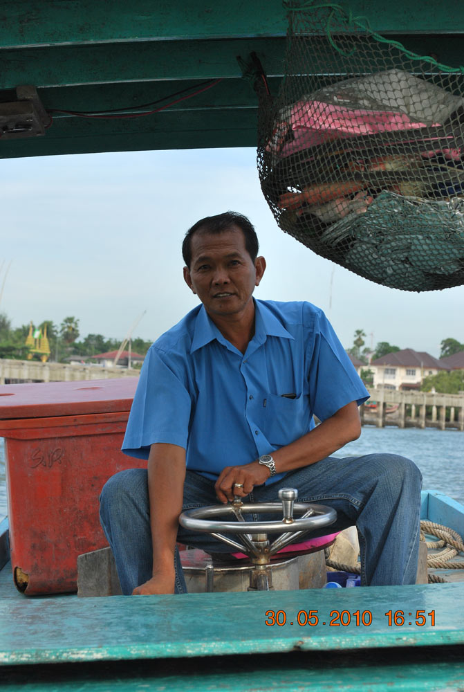 กำนันติ่งเจ้าของแพขับเรือมาส่งพวกเราเองเลย :smile: :smile: :smile: