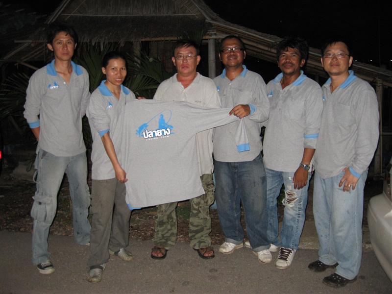 [b]ภาพสุดท้าย และท้ายสุดแล้วครับ ก้อทำพิธีมอบเสื้อให้ น้าทวี อย่างเป็นทางการครับ สุดท้ายนี้ผมก้อขอปร
