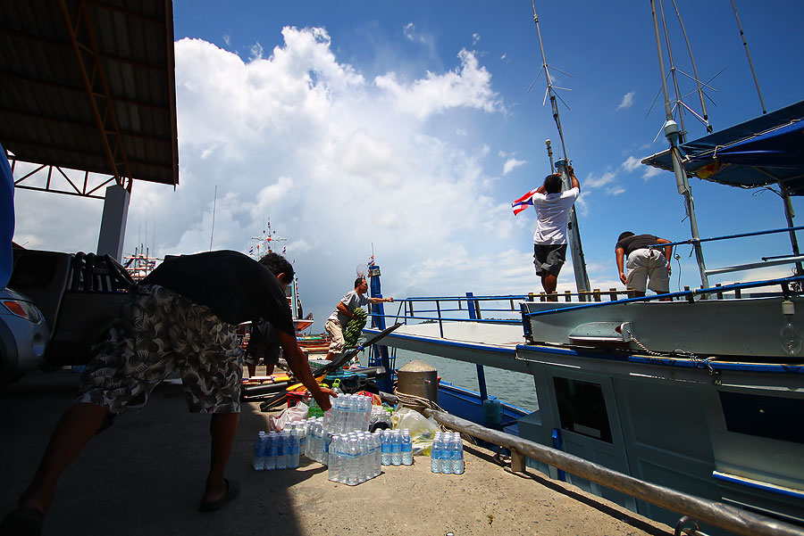 ถึงท่าเรือแล้วครับบบบบ............
...เอ้า!!!!!!!!ช่วยกันขนของลงเรือเร็วววววว.........
...ผมจะคอยถ